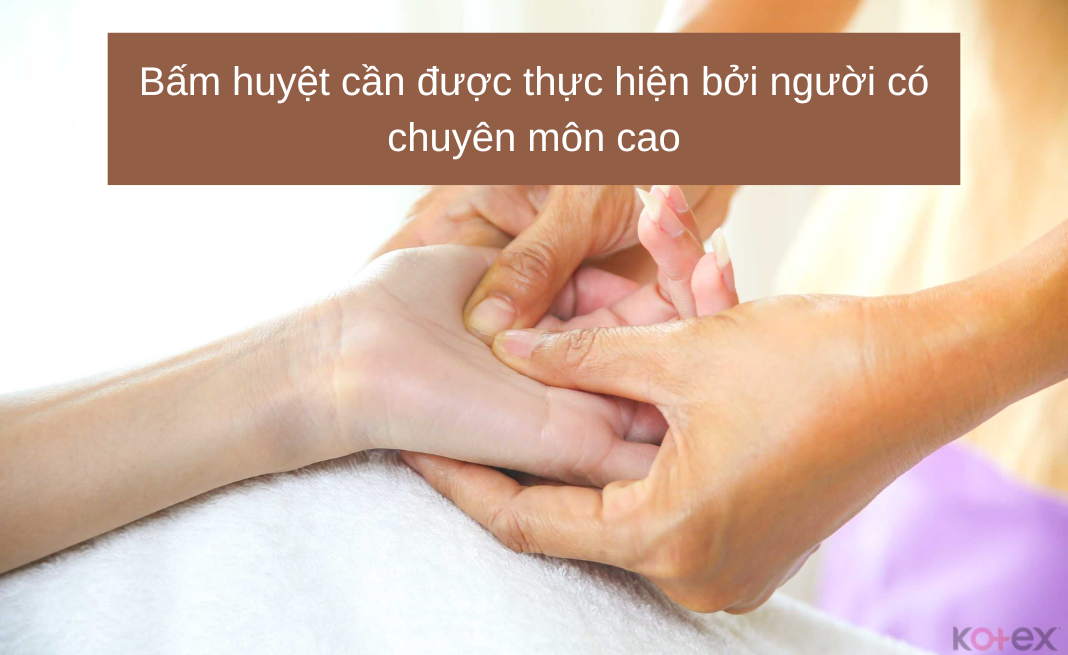 Bấm huyệt giảm đau bụng kinh cần được thực hiện bởi người có chuyên môn