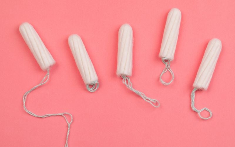 Có nên dùng tampon hoặc cốc nguyệt san qua đêm không?